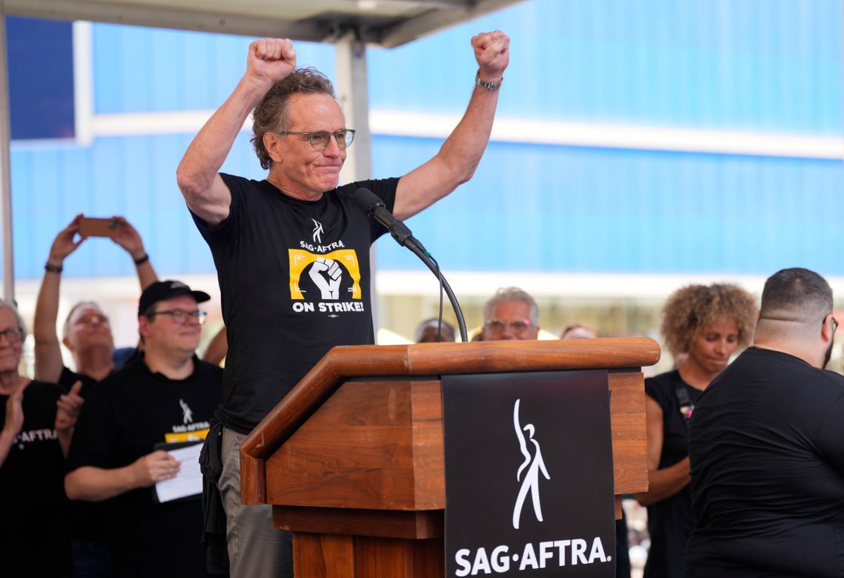 Bryan Cranston, Jessica Chastain join star-studded Times Square rally of striking actors and writers - Vimarsana News