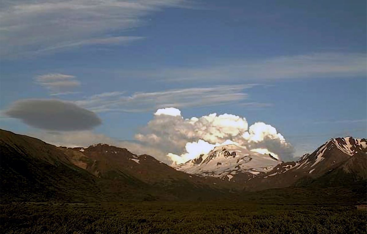 Alaska volcano's week-long eruption eases after spewing another massive ash cloud - Vimarsana News